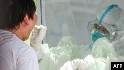 ရန်ကုန်က quarantine စင်တာတခုမှာ COVID-19 ရှိမရှိ စစ်ဆေးနေ