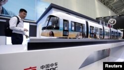 资料照片:中国中车集团在天津举行的世界智能大会上展出的铁路客运机车。(2019年5月16日)