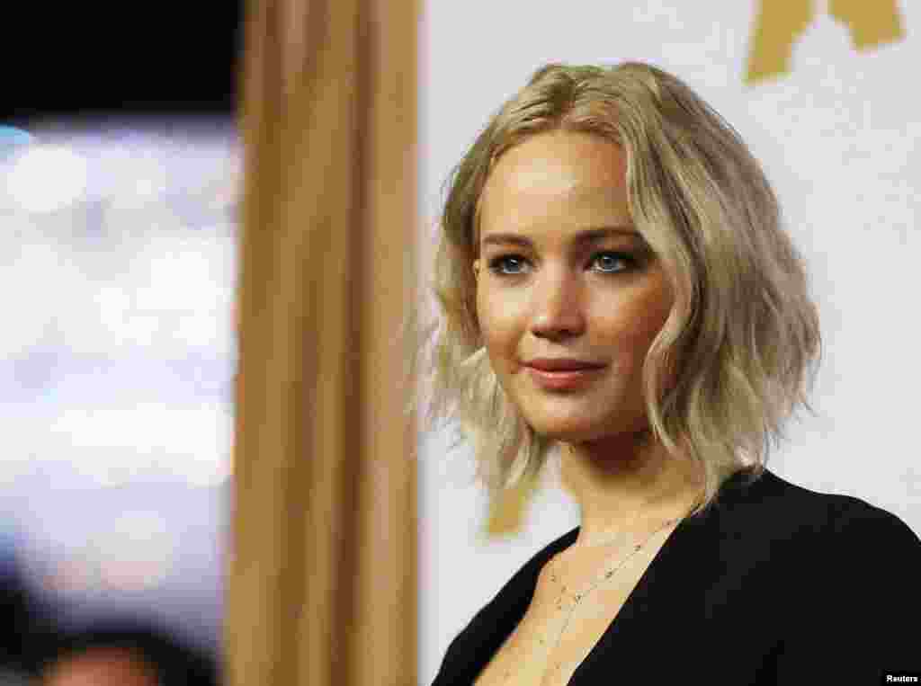 美国演员詹妮弗·劳伦斯( Jennifer Lawrence )2016年2月8日抵达奥斯卡提名午餐会会场。据美国财经杂志福布斯估计,劳伦斯的片酬低于好莱坞片酬最高的几位男明星。劳伦斯2015年曾经抗议男女同工不同酬,她宣布,今后在为自己争取片酬时,再也不会“甜美可爱”了。2016年,她连续第二年成为福布斯全球片酬最高的女演员,福布斯杂志公布,劳伦斯这一年的收入是4600万美元 。