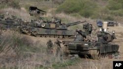 美韩在朝鲜边境附近举行联合军演的美国M1A2 坦克。(2017年4月21日)