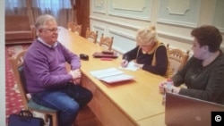 乌克兰共产党领袖西蒙年科(Simonenko)在自己的脸书上发布了向中央选举委员会递交参加总统选举申请的照片。