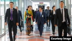 နိုင်ငံတော် အတိုင်ပင်ခံ ပုဂ္ဂိုလ် ဒေါ်အောင်ဆန်းစုကြည် ထိုင်းနိုင်ငံကို ဆိုက်ရောက်စဉ်။ ဓာတ်ပုံ MOFA