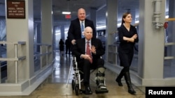 Thượng nghị sĩ John McCain đến phòng họp Thượng viện bỏ phiếu ngày 6/12/ 2017.