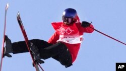 2022年2月18日,代表中国参赛的谷爱凌在张家口参加滑雪半管决赛。