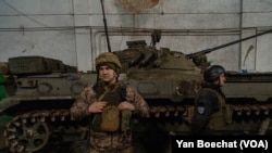 2022年2月19日,在离前线不远的乌克兰新卢甘斯克,一位乌克兰士兵守卫在基地。(美国之音博夏特拍摄)