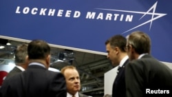 资料照：洛克希德马丁公司在法国巴黎附近布尔热举行的世界海防展览会上的展台。（2018年10月23日）