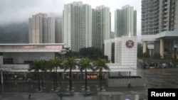 香港民众排队等候新冠病毒核酸检测。(2022年2月21日)