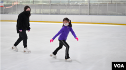 母亲是华裔的贝萨妮·布朗跟教练阿德里安娜·德桑克蒂斯学习新动作编排（VOA视频截图）