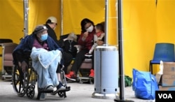 有家长带婴孩以及行动不便的长者2月18日下午在明爱医院急症室外的帐篷,等候入院治疗 (美国之音/汤惠芸)