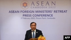 ကမ္ဘောဒီးယား နိုင်ငံခြားရေးဝန်ကြီး Prak Sokhonn. (ဖေဖော်ဝါရီ ၁၇၊ ၂၀၂၂)