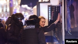 ယူကရိန်းကို ရုရှားကဝင်ရောက်တိုက်ခိုက်မှု ဆန့်ကျင်ကန့်ကွက်သူတဦးကို မော်စကိုမြို့မှာ ရဲတပ်ဖွဲ့က ဖမ်းဆီးနေစဉ်။ (ဖေဖေါ်ဝါရီ ၂၄၊ ၂၀၂၂)