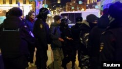 在俄罗斯对乌克兰发动军事行动后,在莫斯科的一次反战抗议期间,警察拘捕一人。(2022年2月24日)