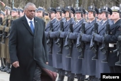 美国防部长奥斯汀在波兰华沙的欢迎仪式上。(2022年2月18日)