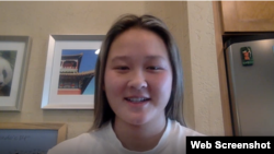 美国自由式滑雪奥运选手凯·欧文斯在科罗拉多的家中接受美国之音专访(VOA视频截图)