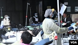 陈小姐批评,港府的防疫政策混乱,导致怀疑确诊的市民及家人恐慌,冲到急症室求诊,出现迫爆急症室、露天医院的乱像 (美国之音/汤惠芸)