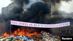 资料照:中国陕西当局烧毁没收的假冒伪劣产品。(2002年3月14日)