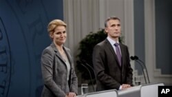 မြန်မာနိုင်ငံက သံရုံးဖွင့်ပွဲတွေကို နော်ဝေး၀န်ကြီးချုပ် Mr. Jens Stoltenberg (ယာ) နဲ့ ဒိန်းမတ်ဝန်ကြီးချုပ် Ms. Helle Thorning Schmidt (ဝဲ)လည်း တက်ရောက်မှာ ဖြစ်ပါတယ်။