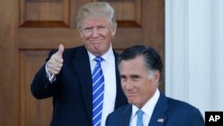 Tổng thống đắc cử Donald Trump giơ ngón tay cái trong khi Mitt Romney rời Câu lạc bộ Golf Quốc gia Trump Bedminster ở Bedminster, bang New Jersey, ngày 19 tháng 11, 2016.