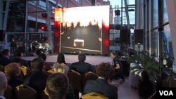 俄罗斯今天极少报道中国文革,但不忘记毛泽东当年来苏联祈求斯大林提供援助。去年4月份在莫斯科的一次两国工商界会议上,播放的纪录片显示毛当年访苏。(美国之音白桦拍摄)