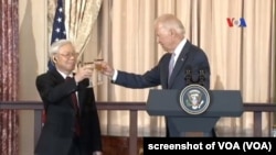 Phó Tổng thống Mỹ Joe Biden tiếp Tổng bí thư Nguyễn Phú Trọng hồi năm 2015