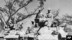 中国远征军和盟军驾驶美制M-3坦克行进在列多公路上.