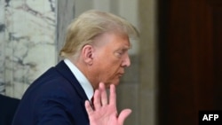 Колишній президент США Дональд Трамп після розмови зі ЗМІ під час третього дня судового розгляду справи про цивільне шахрайство в Нью-Йорку, 4 жовтня 2023 року. (Фото: ANGELA WEISS / AFP)