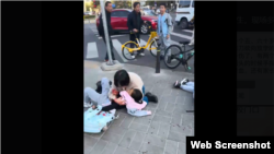 2024年10月28日,北京中关村三小校门前发生一起一名男子持菜刀砍杀刚刚放学的小学生的暴力袭击事件。(图片来自网络视频截图)