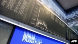 德国法兰克福证券交易所的大屏幕显示DAX指数在俄罗斯发动入侵乌克兰战争后的下跌走势。(2022年2月24日)