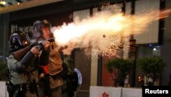 防暴警察在香港著名旅游区尖沙咀对示威民众发射催泪弹。(2019年10月27日)