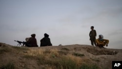 资料照片:阿富汗喀布尔附近的塔利班战士。(2023年6月19日)