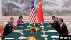 资料照:美国新任气候总统特使约翰·波德斯塔(John Podesta)与中国外长王毅在北京人大会堂举行会谈。(2024年9月6日)