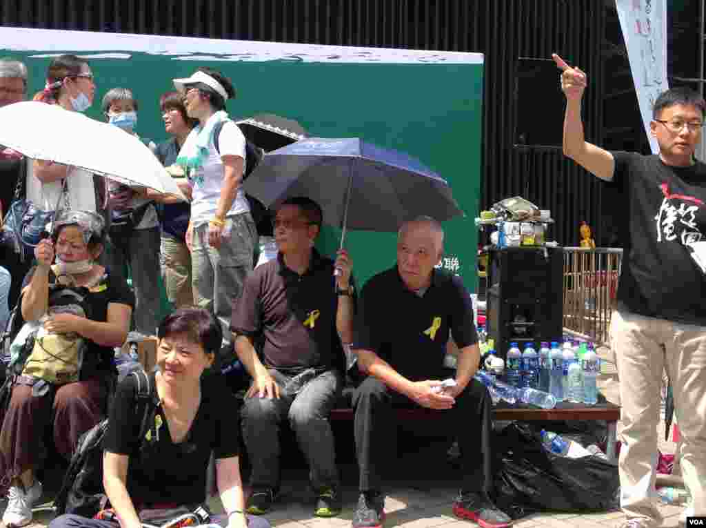 数千香港市民云集政府总部声援被困公民广场学生(美国之音图片/海彦拍摄)