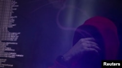 电脑荧幕前一名正在从事网络训练的黑客(2019年7月8日资料图片)