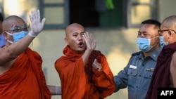 နိုဝင်ဘာလ ၂ ရက်နေ့က ဦးဝီရသူ က အများအမြင်ရှေ့ထွက်ပြီး အဖမ်းခံ