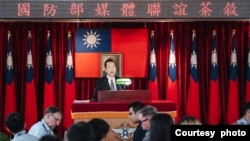 台湾国防部长顾立雄星期一(3月3日)与媒体茶叙时强调,维持印太区域和平与台海现状符合美国的国家利益,台湾也会强化自我防卫(照片提供:台湾军闻社)