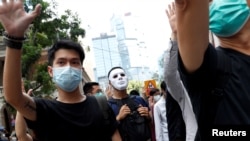Anti-government office workers wearing masks
ဟောင်ကောင်ရုံးလုပ်သားတွေရဲ့ အစိုးရဆန့်ကျင်ရေး ဆန္ဒပြပွဲ (ဓာတ်ပုံ- Reuters)