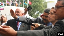 委内瑞拉总统马杜罗(中)向人群挥手致意。(美国之音章真拍摄)