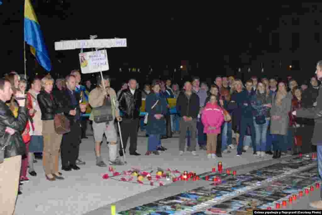 Youths sing and dance as they wait for the arrival of Pope Francis in Asuncion, Paraguay, July 12, 2015.
