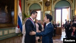 这张2023年8月16日发布的图片显示,巴拉圭新总统圣地亚哥·佩纳在巴拉圭亚松森总统官邸与台湾副总统赖清德握手(Taiwan Presidential Office/Handout via REUTERS )