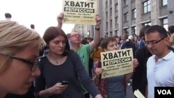 俄罗斯反对派领袖纳瓦尔尼的支持者2013年夏季聚集在国家杜马门前。示威者的口号是,停止政治迫害,释放政治犯,把今天的普京体制扔进垃圾堆。