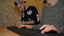 美国万花筒:新琴键打开全新音乐世界 美国万花筒:新琴键打开全新音乐世界