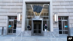 资料照片: 2025年2月7日美国国际开发署(USAID)总部门外的标志和徽标被从墙上拆除。