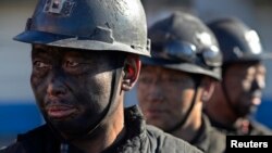 中国山西一些煤矿工人等待洗澡。(2014年12月5日)中国很多煤矿工人失业