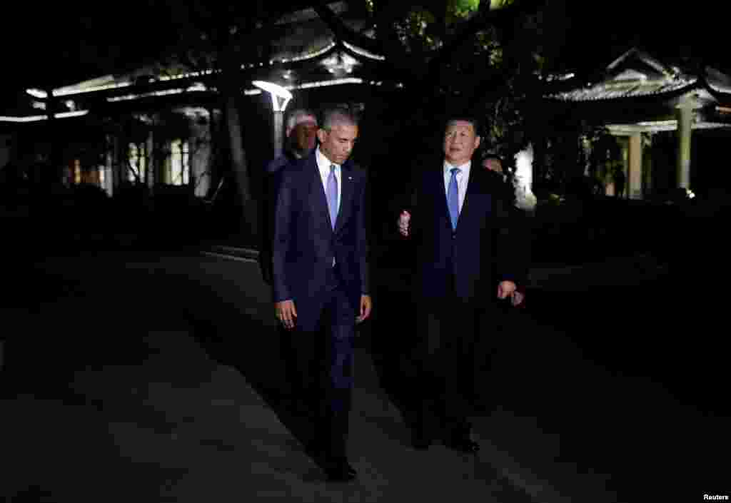 在美中两国元首举行会晤的西湖国宾馆,奥巴马和习近平在举行了3个半小时的会谈后乘夜色在花园中散步。(2016年9月3日)