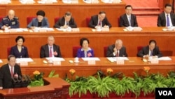 政协主席俞正声在作工作报告时,习近平等常委和政治局委员们在主席台就座,中纪委书记王岐山似乎在批阅文件。(2016年3月3日 美国之音金子莹拍摄)