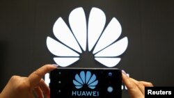 资料照:一支手机屏幕上显示的华为标识。(路透社)