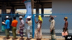 ကုတုပလောင် ဒုက္ခသည်စခန်းမှ ဒုက္ခသည်များ ထောက်ပံ့ရိက္ခတွေကို စောင့်ယူနေ