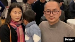 中国异见诗人王藏和妻子王丽(王丽推特图片)