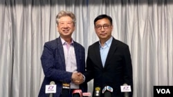 香港中间派组织民主思路召集人汤家骅(左)与新思维主席狄志远10月22日召开记者会宣布,就12月立法会选举达成共识,计划以联合阵营方式合作参选。 (美国之音 汤惠芸)