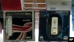 资料照片:华为和中兴在北京展出的移动网络通信设备(2011年2月17日)